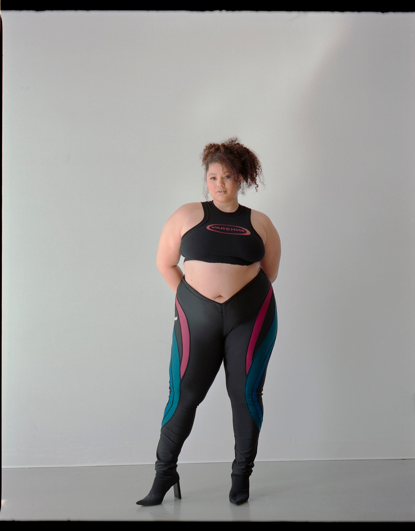 Leggings color puce con corte en V