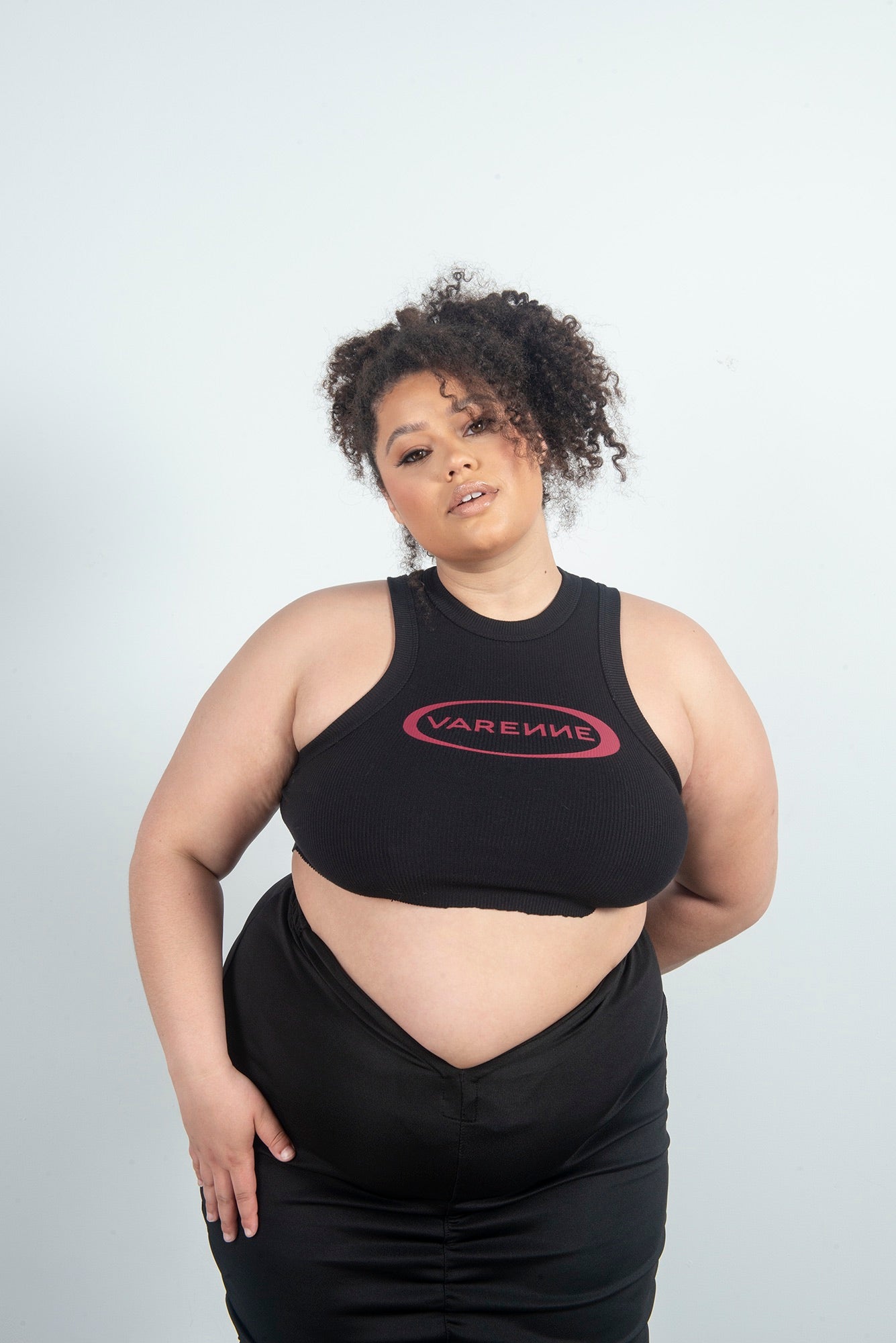 Falda negra fruncida con escote en V