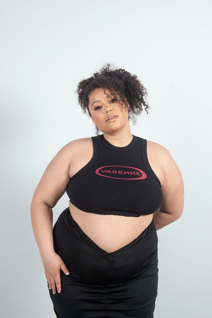 Falda negra fruncida con escote en V