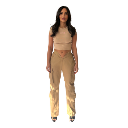 Pantalones color caqui con corte en V y color camel
